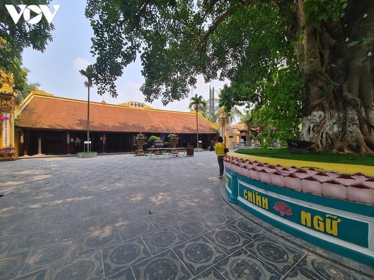 Chùa chiền ở Hà Nội vắng vẻ, lác đác người dân đi lễ trong ngày Rằm tháng 7 ảnh 10