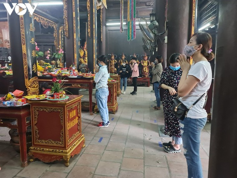 Chùa chiền ở Hà Nội vắng vẻ, lác đác người dân đi lễ trong ngày Rằm tháng 7 ảnh 14