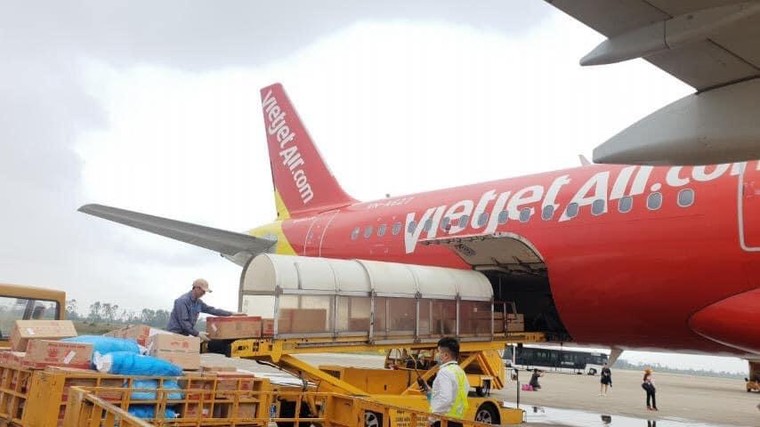 Bay cùng Vietjet - chung tay ủng hộ 10.000 đồng/ vé cho đồng bào miền Trung ảnh 1
