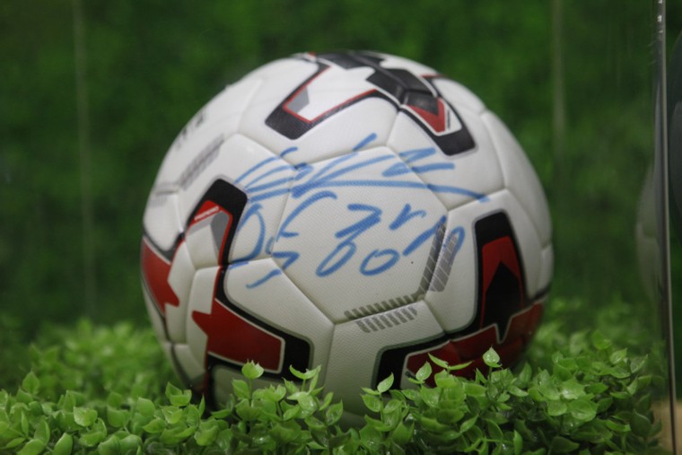 Bán đấu giá trái bóng có chữ ký HLV Park Hang-seo ủng hộ miền Trung ảnh 2