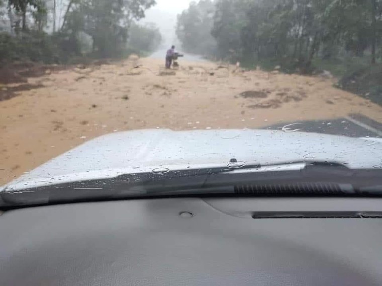 Quốc lộ 1A qua Hà Tĩnh ngập sâu, cấm mọi phương tiện qua lại ảnh 2