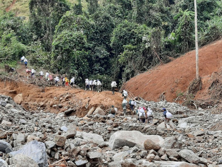 Trực thăng tiếp tế hàng hóa cho xã bị cô lập ở Quảng Nam ảnh 7