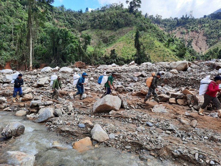 Trực thăng tiếp tế hàng hóa cho xã bị cô lập ở Quảng Nam ảnh 10