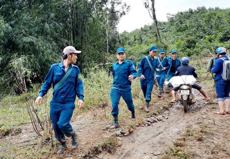 Trực thăng tiếp tế hàng hóa cho xã bị cô lập ở Quảng Nam ảnh 8
