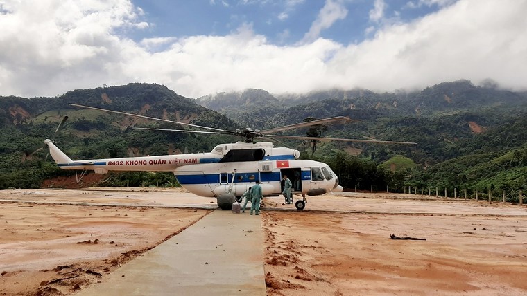 Trực thăng tiếp tế hàng hóa cho xã bị cô lập ở Quảng Nam ảnh 1