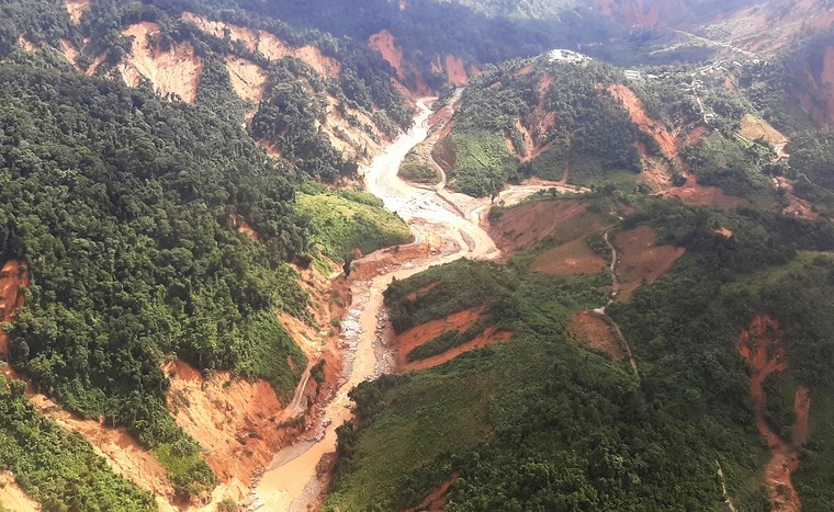 Trực thăng tiếp tế hàng hóa cho xã bị cô lập ở Quảng Nam ảnh 2