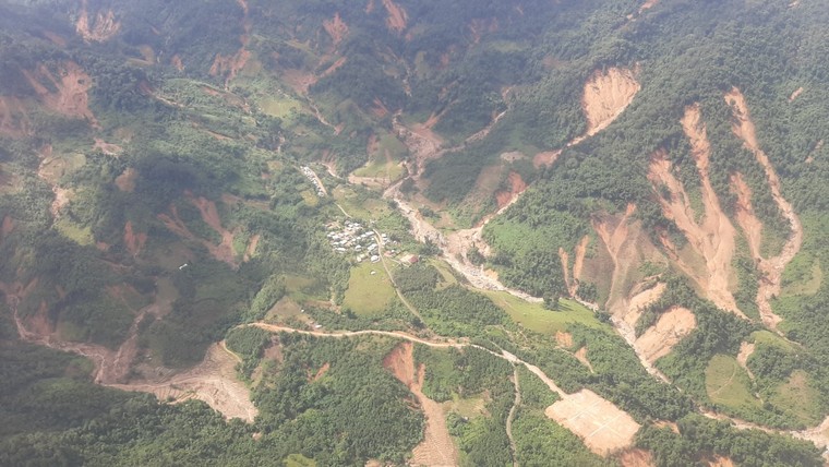 Trực thăng tiếp tế hàng hóa cho xã bị cô lập ở Quảng Nam ảnh 3