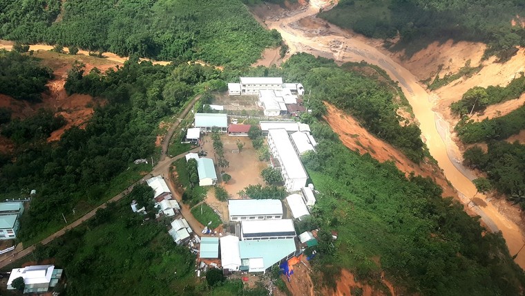 Trực thăng tiếp tế hàng hóa cho xã bị cô lập ở Quảng Nam ảnh 5