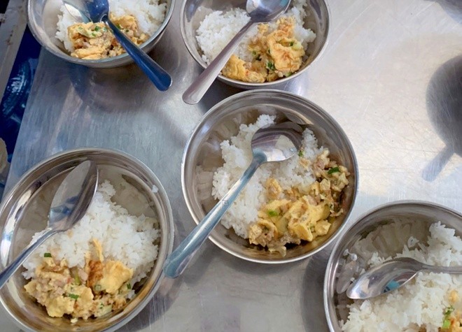 Xử lý nghiêm các cá nhân liên quan vụ cắt xén suất ăn bán trú của học sinh ảnh 1