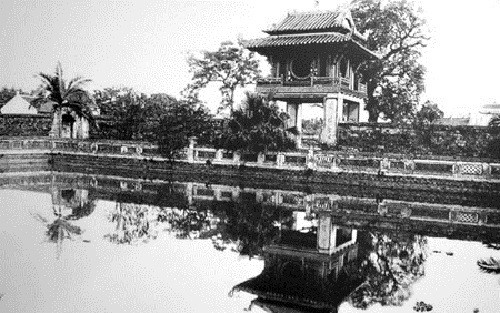 Ngoài ra, ông còn cho xây dựng...?