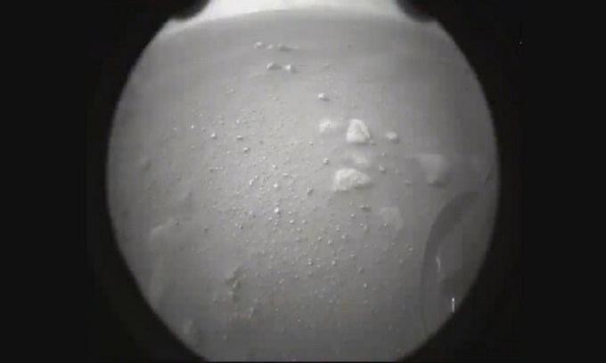 Bức ảnh sao Hỏa đầu tiên robot NASA truyền về Trái Đất ảnh 1
