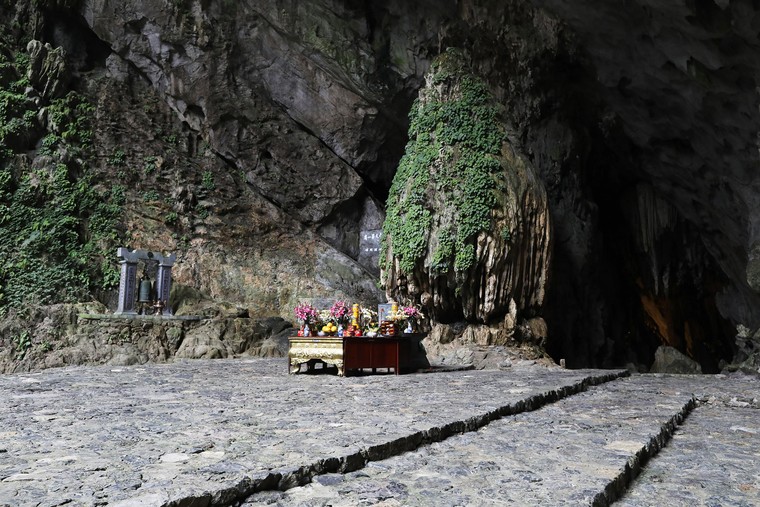 Chùa Hương gắn liền với tín ngưỡng dân gian thờ...?