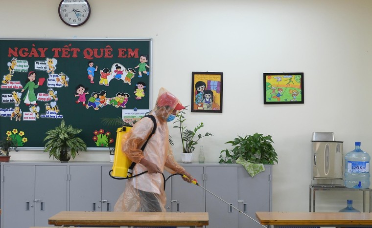 Các trường ở Hà Nội dọn dẹp vệ sinh, sẵn sàng đón học sinh trở lại ảnh 1
