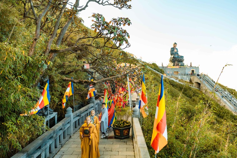 Thiêng liêng những 'sơn tự' giữa mây ngàn ảnh 5