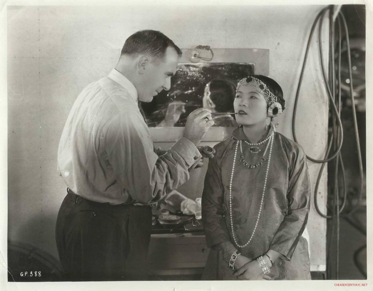 Bà đã tự xưng là gì?