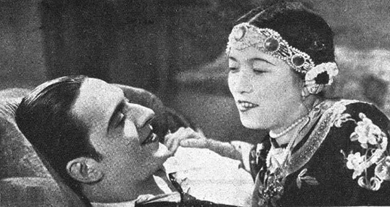 Cả hai bộ phim đầu tiên của bà được chuyển thể từ truyện ngắn của nhà văn nào?