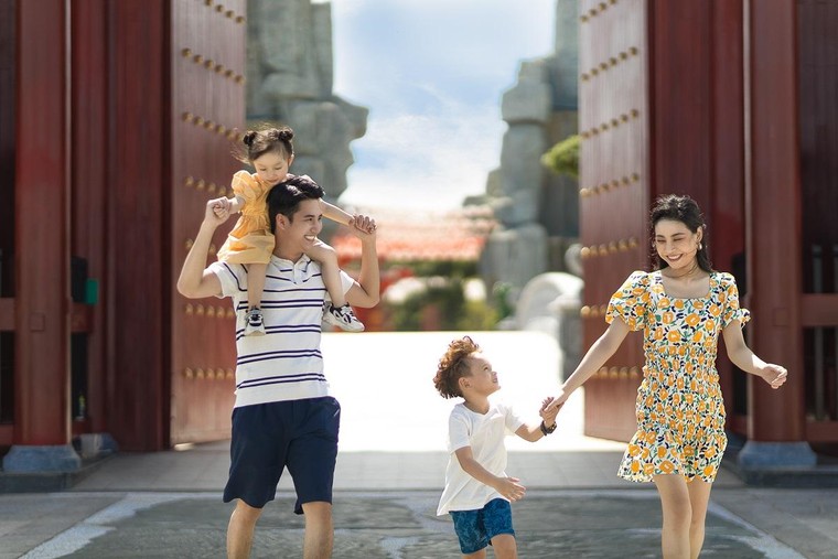 Những hộp carton của trẻ em trong thành phố ảnh 2