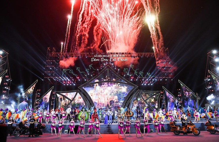 Khai mạc Lễ hội du lịch biển Sầm Sơn 2022 - 'bầu trời sao' hội tụ ảnh 1