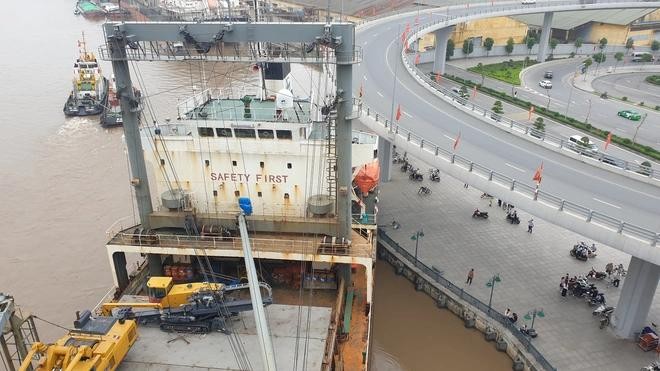 Hải Phòng: Điều tra vụ tàu 12.000 tấn hỏng máy, va chạm bờ kè chân cầu Hoàng Văn Thụ ảnh 2