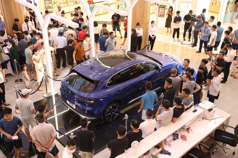 ‘Cọc 1, ưu đãi 10’, nhiều người nhanh tay đặt cọc bổ sung cho VinFast VF 8 ảnh 1