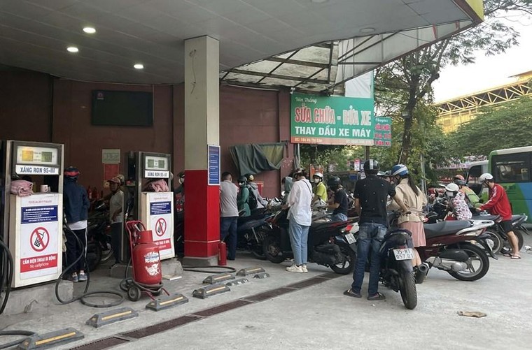 Người dân thủ đô Hà Nội khó khăn khi mua xăng, dầu ảnh 2