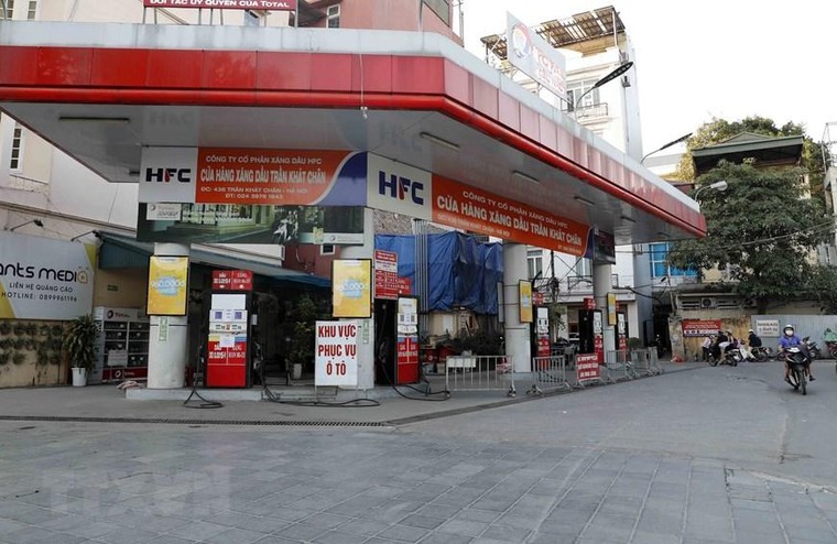 Người dân thủ đô Hà Nội khó khăn khi mua xăng, dầu ảnh 5