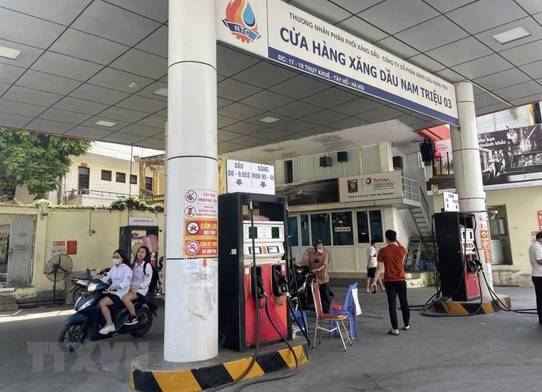 Người dân thủ đô Hà Nội khó khăn khi mua xăng, dầu ảnh 6