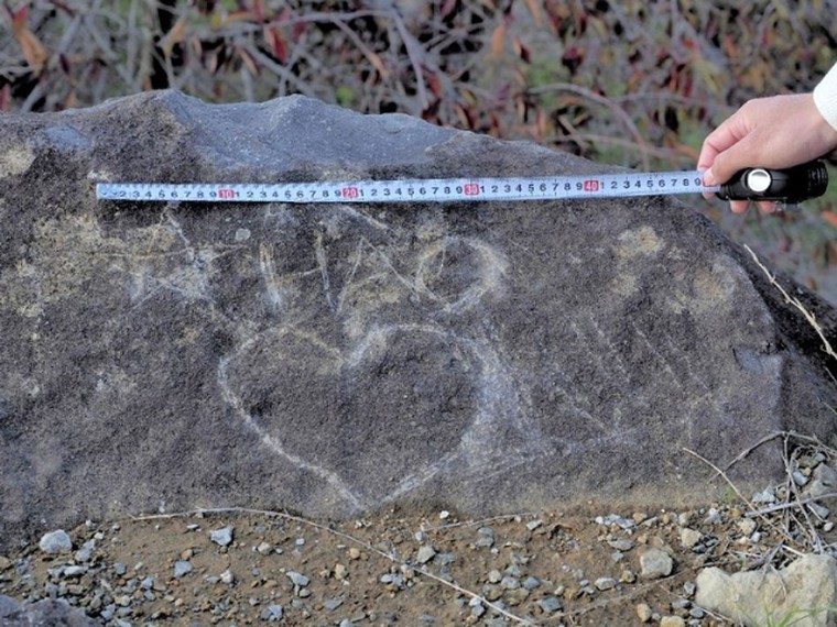 Muôn vẻ hành vi ‘lưu danh’ phản cảm của du khách nơi công cộng ảnh 3