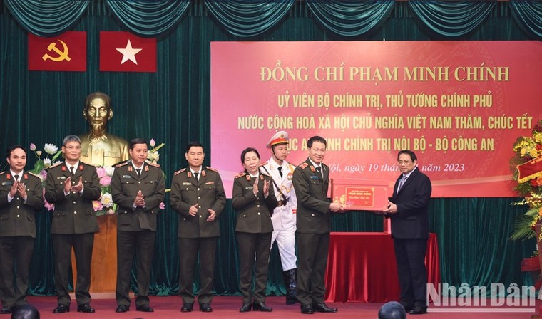 Thủ tướng Phạm Minh Chính thăm, chúc Tết cán bộ, chiến sĩ Cục An ninh chính trị nội bộ ảnh 4