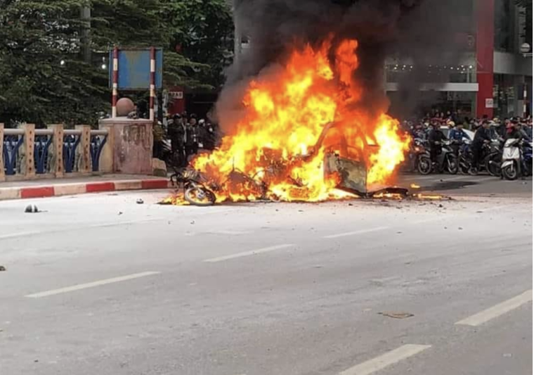 Xe Mercedes GLC đâm xe máy rồi bốc cháy dữ dội tại Hà Nội, 1 người chết ảnh 3