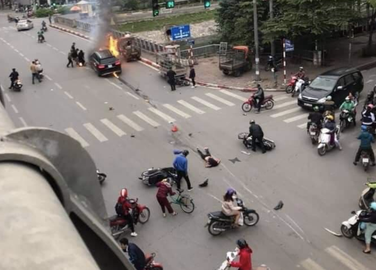 Xe Mercedes GLC đâm xe máy rồi bốc cháy dữ dội tại Hà Nội, 1 người chết ảnh 2