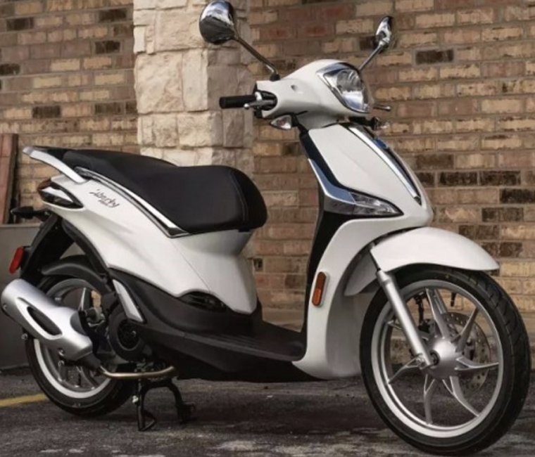 Cầm 60 triệu đi mua xe ga, chọn Honda Airblade hay Piaggio Liberty? ảnh 2