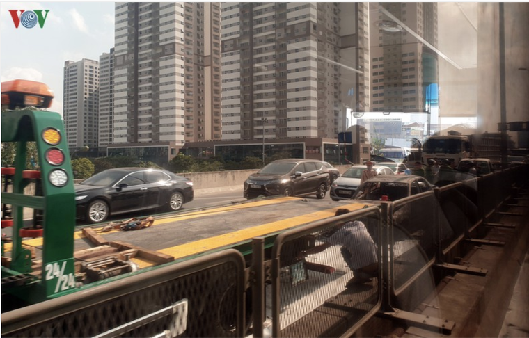 Xe Ford biển xanh bốc cháy trên đường vành đai ba ảnh 1