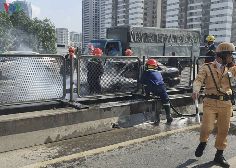 Xe Ford biển xanh bốc cháy trên đường vành đai ba ảnh 2