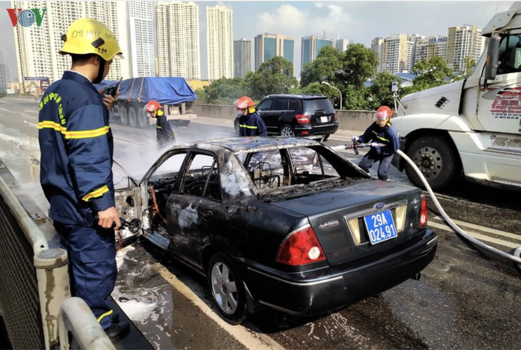 Xe Ford biển xanh bốc cháy trên đường vành đai ba ảnh 3