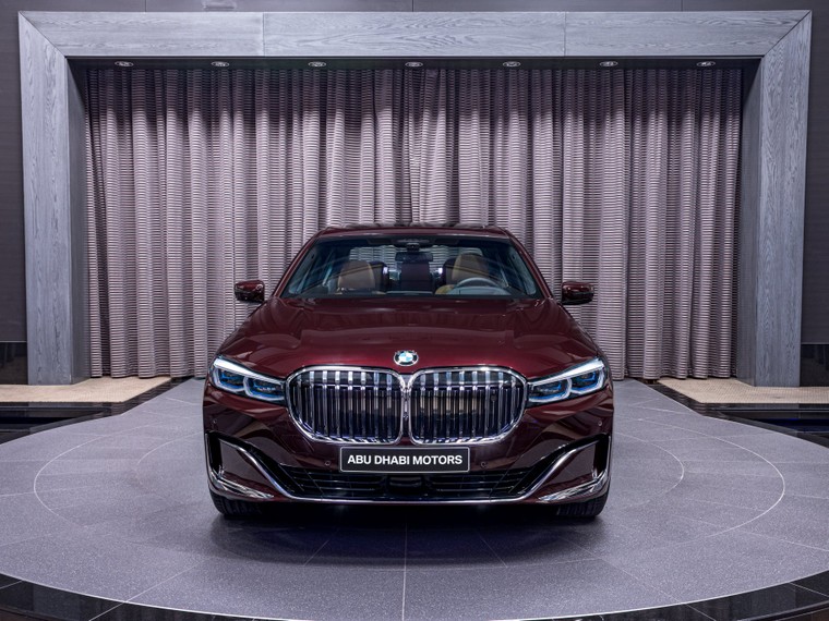 BMW 750Li 2020 hấp dẫn với màu đỏ hoàng gia Burgundy ảnh 1
