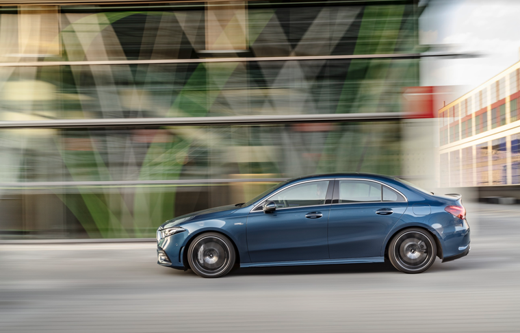 Mercedes AMG A35 sedan - xe thể thao giá chỉ hơn 2 tỷ đồng ảnh 1
