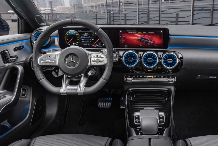 Mercedes AMG A35 sedan - xe thể thao giá chỉ hơn 2 tỷ đồng ảnh 3