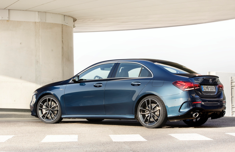 Mercedes AMG A35 sedan - xe thể thao giá chỉ hơn 2 tỷ đồng ảnh 5