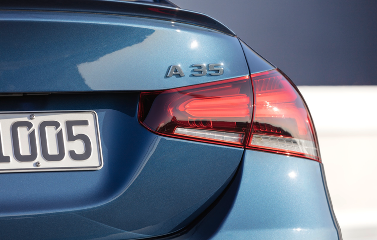 Mercedes AMG A35 sedan - xe thể thao giá chỉ hơn 2 tỷ đồng ảnh 6