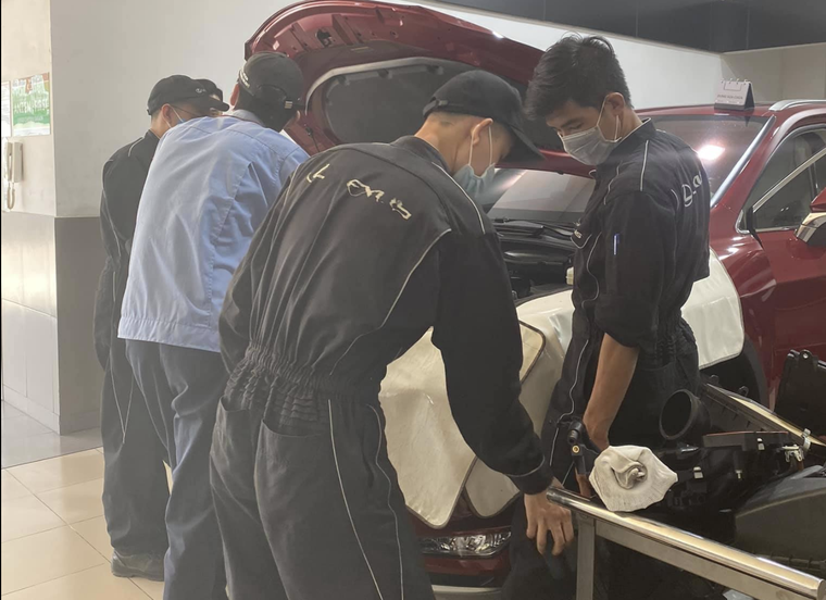 Xe sang Lexus RX350L lỗi động cơ do đổ xăng kém chất lượng? ảnh 1