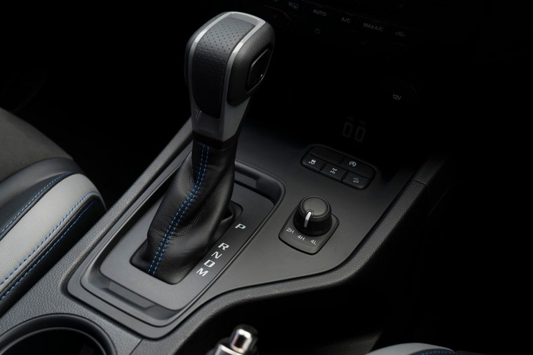 Dung dịch sát khuẩn có thể gây hại cho nội thất xe hơi ảnh 1