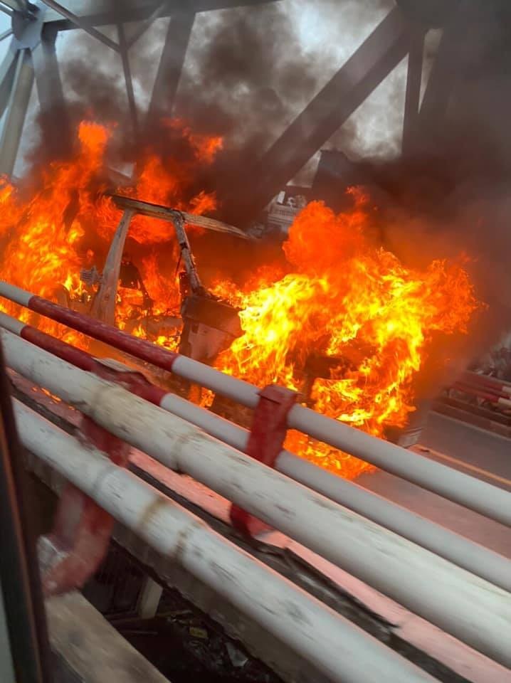 Range Rover bốc cháy ngùn ngụt trên cầu Chương Dương ảnh 3