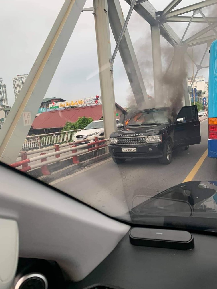Range Rover bốc cháy ngùn ngụt trên cầu Chương Dương ảnh 1