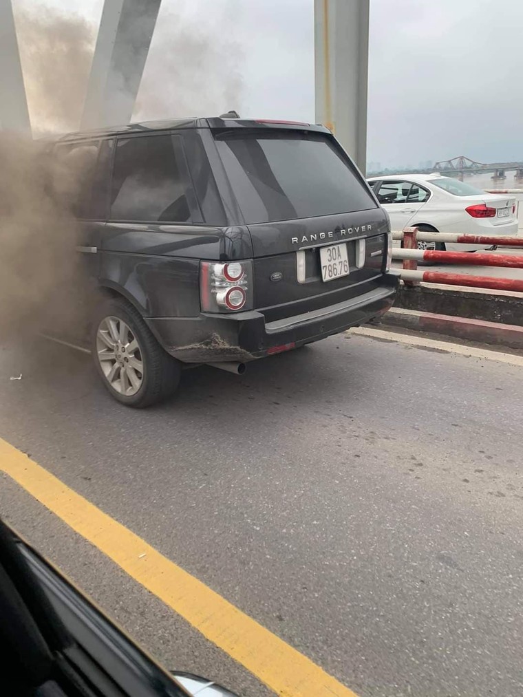 Range Rover bốc cháy ngùn ngụt trên cầu Chương Dương ảnh 2