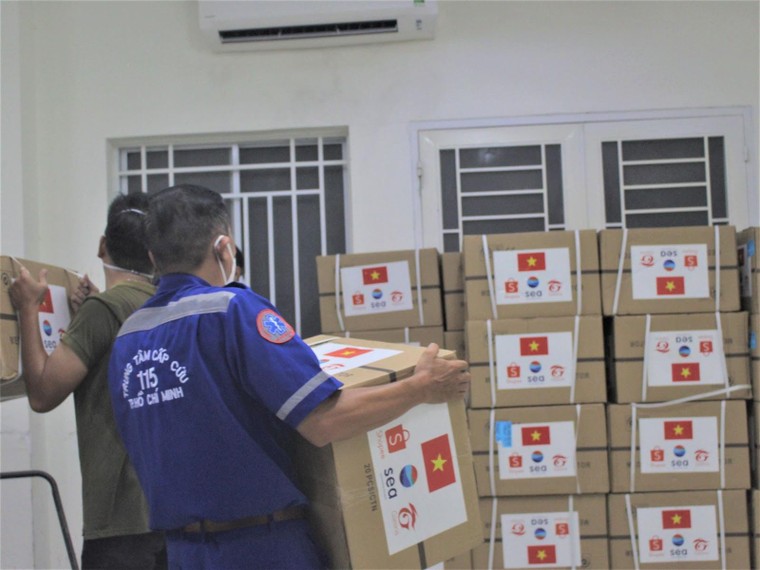 Trao tặng trang thiết bị y tế thiết yếu đồng hành cùng tuyến đầu chống dịch Covid-19 ảnh 5