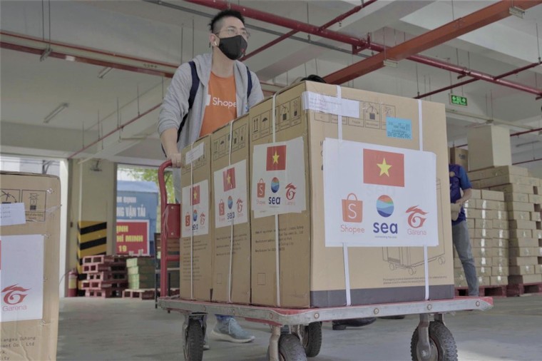 Trao tặng trang thiết bị y tế thiết yếu đồng hành cùng tuyến đầu chống dịch Covid-19 ảnh 3