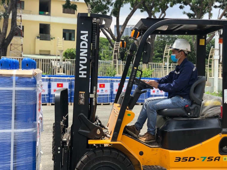 Trao tặng trang thiết bị y tế thiết yếu đồng hành cùng tuyến đầu chống dịch Covid-19 ảnh 6