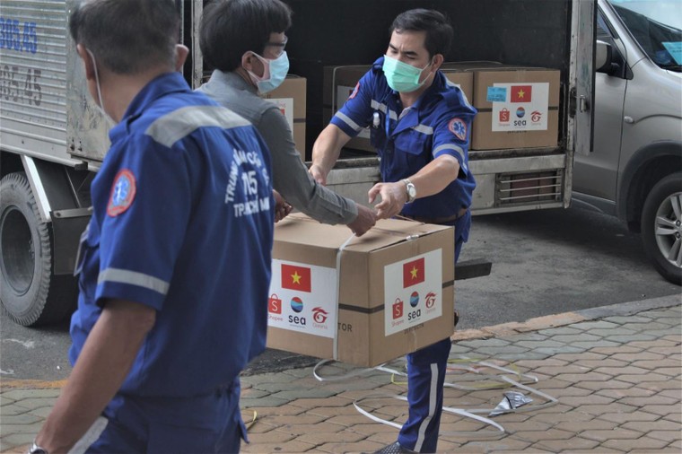 Trao tặng trang thiết bị y tế thiết yếu đồng hành cùng tuyến đầu chống dịch Covid-19 ảnh 4