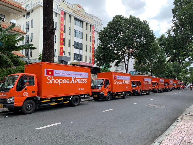 Trao tặng trang thiết bị y tế thiết yếu đồng hành cùng tuyến đầu chống dịch Covid-19 ảnh 7